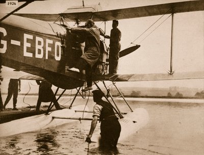 Alan Cobham che sale sul suo aereo prima di partire per l